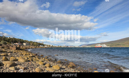 Ein Blick auf die Waterfront von Akureyri im Norden Islands. Im Hintergrund das Kreuzfahrtschiff Caribbean Princess kann man im Hafen angedockt. Stockfoto