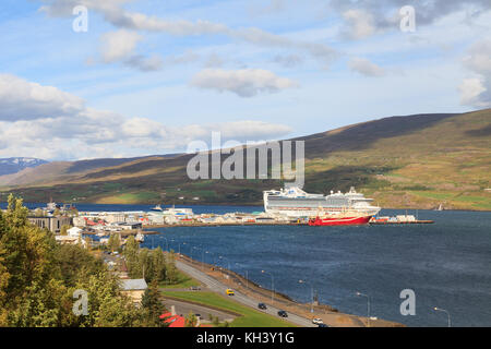 Ein Blick auf den Hafen von Akureyri im Norden Islands. Das Kreuzfahrtschiff Caribbean Princess gesehen im Hafen angedockt. Stockfoto