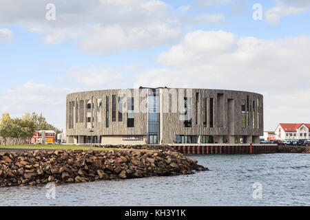 Der Hof Kultur- und Konferenzzentrum, eröffnet im Jahr 2010, ist in der Stadt Akureyri, Island. Stockfoto