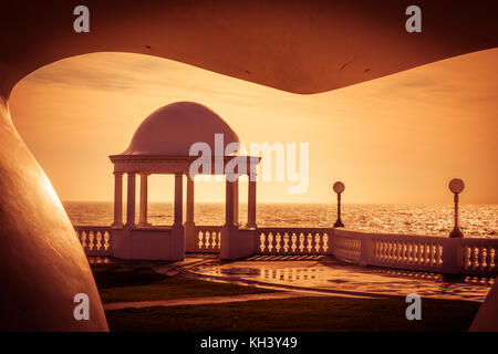 BEXHILL-on-Sea, East Sussex/UK - Januar 11: Kolonnade auf dem Gelände des De La Warr Pavilion in Bexhill-On-Sea am 11. Januar 2009 Stockfoto