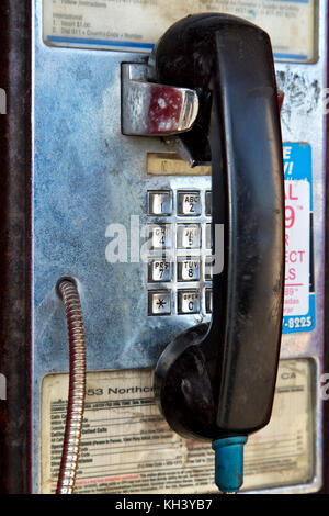 Abgebrochene "Classic" mit Münzeinwurf öffentliches Telefon, California, United States. Stockfoto
