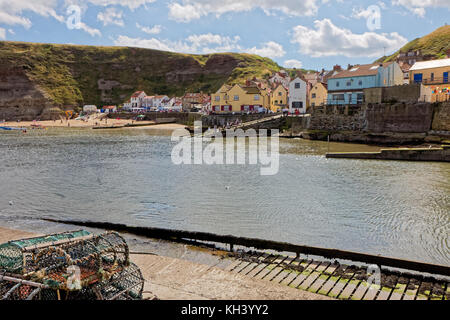 STAITHES, North Yorkshire, UK - 21. August: Blick auf den Hafen Staithes North Yorkshire am 21. August 2010. Nicht identifizierte Personen Stockfoto