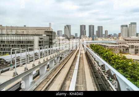 Yurikamome Monorail Zugstrecke am Bahnhof Ariake, durch die Frontscheibe, Odaiba, Minato, Tokio, Japan Stockfoto