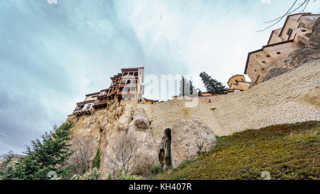 Die berühmten hängenden Häuser in Cuenca gegen den Himmel Stockfoto