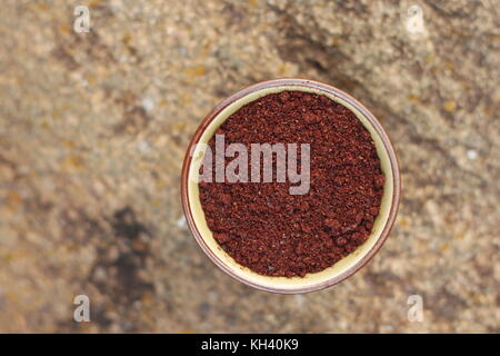 Sumac Schüssel über rustikale Hintergrund Stockfoto