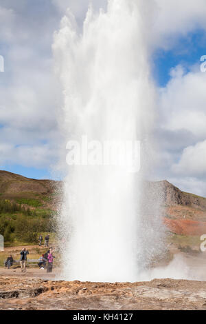 Der Geysir Strokkur in der geothermischen Feld, Haukadalur in Island ausbricht. Die Touristenattraktion ist ein Teil der Golden Circle Wanderweg. Stockfoto