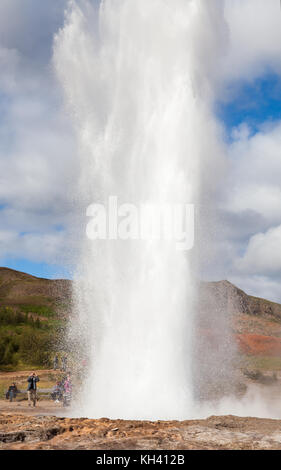 Der Geysir Strokkur in der geothermischen Feld, Haukadalur in Island ausbricht. Die Touristenattraktion ist ein Teil der Golden Circle Wanderweg. Stockfoto