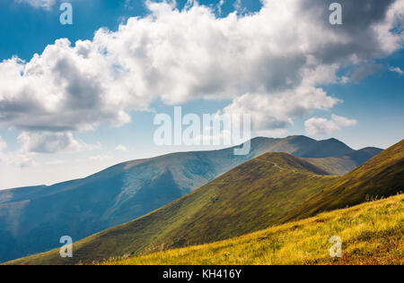 Rolling Hills der borschawa Bergrücken im Sommer. Wunderbare Natur Hintergrund mit grashängen unter dem bewölkten Himmel Stockfoto