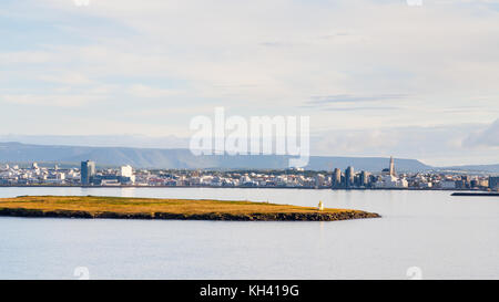 Reykjavik Waterfront. Ein Blick auf die Waterfront von Reykjavik in Island. Die Harpa Konzertsaal und Hallgrimskirkja Kathedrale ist zu sehen. Stockfoto