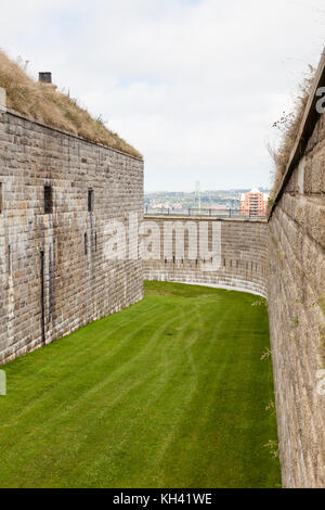 Ein Blick auf den Burggraben Umgebung Fort George auf der Citadel Hill in Halifax, Nova Scotia, Kanada. Stockfoto