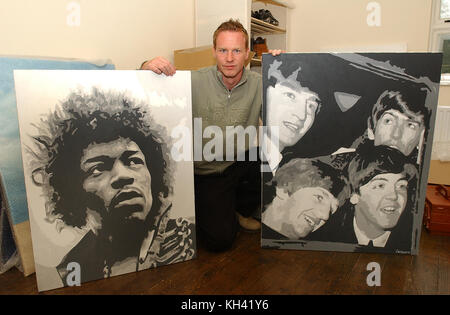 Footballer und Artist Jody Craddock mit einigen seiner Gemälde 2003 Stockfoto