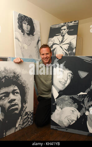 Footballer und Artist Jody Craddock mit einigen seiner Gemälde 2003 Stockfoto