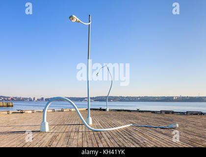 'Got Drunk, Fell Down' ist eine Skulptur am South Battery Pier an der Uferpromenade von Halifax, Nova Scotia, Kanada. Stockfoto