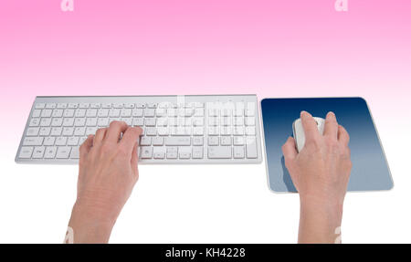 Hände auf die Tastatur und die Maus auf Rosa gesetzt Stockfoto