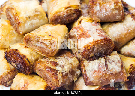 Baklava dessert Schichten auf einem Haufen in der Nähe von Stockfoto