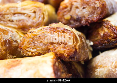 Baklava dessert Schichten auf einem Haufen in der Nähe von Stockfoto