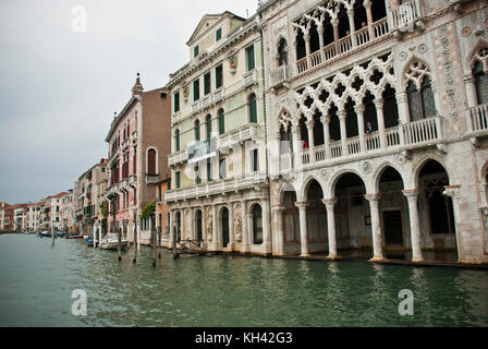 Historische Gebäude entlang des Canale Grande in Venedig Stockfoto