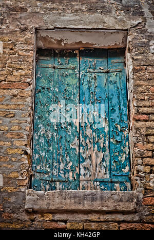 Verfallende Fensterläden aus Holz Stockfoto