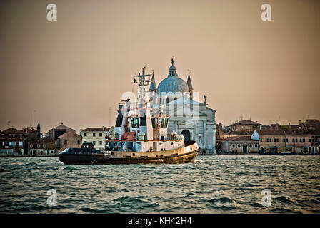 Tugboat vorbei Il Redentore Kirche Stockfoto