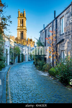 Blick entlang der traditionellen Reihe von mews Häuser in Richtung St Stephen's Church in Circus Lane in Stockbridge Bezirk von New Town in Edinburgh, Schottland, Einheit Stockfoto