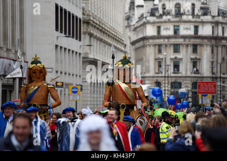 GOG und Magog alte Wächter der Square Mile bei der Lord Mayor's Show Prozession Parade entlang Cheapside, London Stockfoto