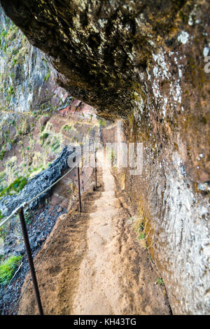 Enger Bergweg am Kliff entlang des Wanderweges zwischen Pico do Arieiro und Pico Ruivo, Madeira, Portugal Stockfoto