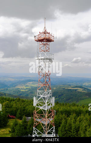 Zelle Turm mit GSM-Empfänger, Sender. Luftaufnahme von Stahl radio Mast mit Telecom Antenne gegen bewölkter Himmel. Das Eulengebirge, Sudeten, Polen Stockfoto