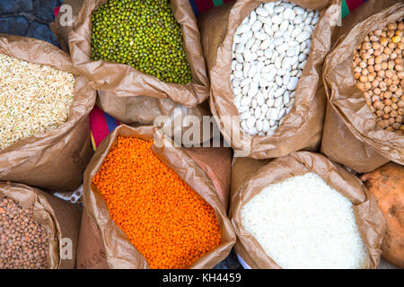 Trockene Bohnen, Hülsenfrüchte und Körner in braunen Papiertüten - Mercado dos Lavradores, Markt von Funchal, Madeira, Portugal Stockfoto