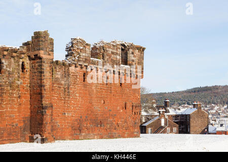 Der Blick auf Penrith Castle und darüber hinaus auf Beacon Hill in Penrith, Cumbria in Nordengland an einem Wintermorgen. Stockfoto