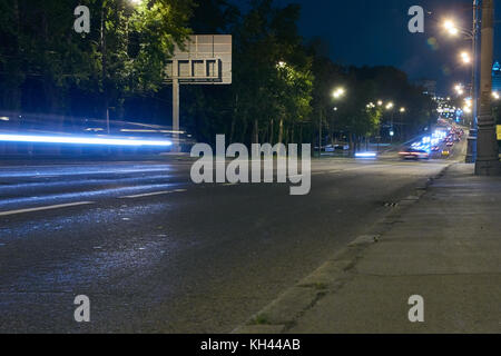 Beleuchtung Trails von Verkehr auf die Stadt Straße bei Nacht Stockfoto