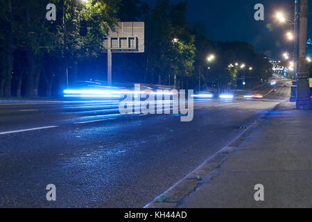 Beleuchtung Trails von Verkehr auf die Stadt Straße bei Nacht Stockfoto