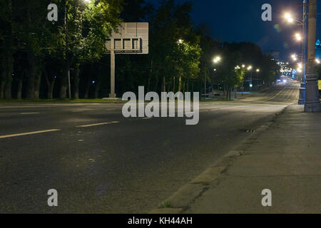 Beleuchtung Trails von Verkehr auf die Stadt Straße bei Nacht Stockfoto