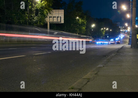 Beleuchtung Trails von Verkehr auf die Stadt Straße bei Nacht Stockfoto