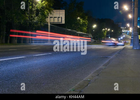 Beleuchtung Trails von Verkehr auf die Stadt Straße bei Nacht Stockfoto