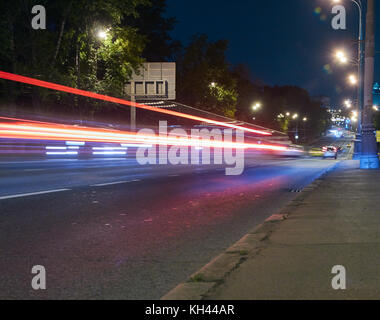 Beleuchtung Trails von Verkehr auf die Stadt Straße bei Nacht Stockfoto