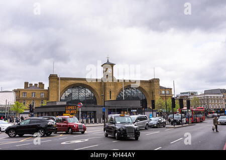 King's Cross Station London, Eingang und Quadrat mit Fahrzeugbetrieb Stockfoto