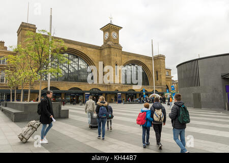 King's Cross Station London, Eingang und Platz mit Pendler im Vordergrund Stockfoto