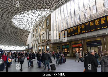 Kings Cross Station Ankunft und Abreise board mit Pendlern und Blick auf neues Dach Stockfoto