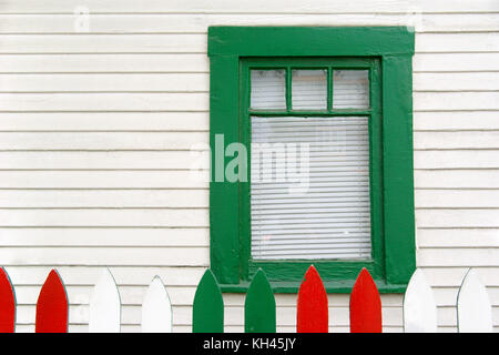 Fenster mit einem Lattenzaun in den Farben der italienischen Flagge bemalt, Little Italy, San Diego, Kalifornien. Stockfoto