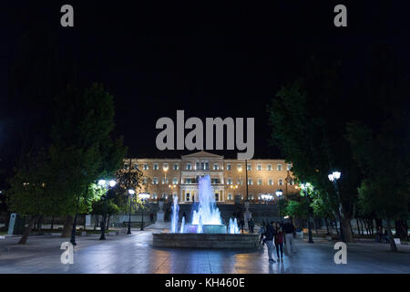 ATHEN, GRIECHENLAND - 2. NOVEMBER 2017: Syntagma-Platz mit Parlamentsgebäude im Hintergrund am Abend. Es ist eines der wichtigsten Kennzeichen von Stockfoto