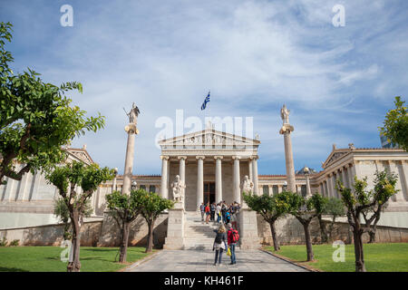 Athen, Griechenland - November 3, 2017: Akademie von Athen (panepistimio) mit seinen typischen neoklassizistischen Säulen an einem sonnigen Nachmittag genommen. Es ist eines der Stockfoto