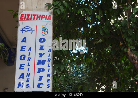 Athen, Griechenland - November 3, 2017: Werbung Plakat für die beiden wichtigsten Luftfahrtunternehmen aus Griechenland, der Ägäis und Olympic Airlines, die vor Kurzem pi zusammengeführt Stockfoto