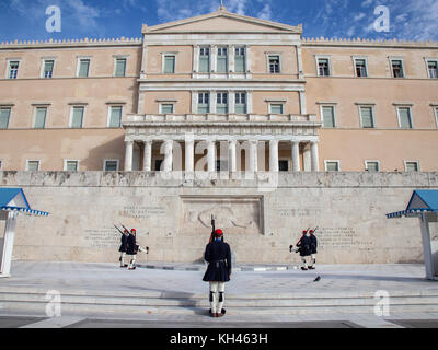 Athen, Griechenland - November 3, 2017: Griechische Präsidentengarde, evzones, vor dem griechischen Parlament paradieren auf dem Syntagma-platz. Die evzoni sind eine Stockfoto