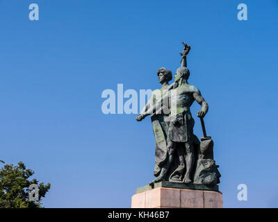 Statuen auf der Brücke über den Fluss Po in Turin, Norditalien Stockfoto