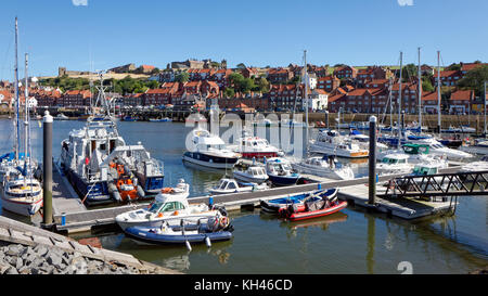 WHITBY, North Yorkshire, UK - 22. August: Blick entlang der Esk in Whitby, North Yorkshire am 22. August 2010. Nicht identifizierte Personen Stockfoto