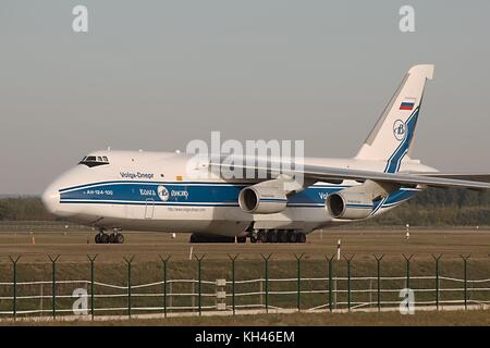 An-124-Frachtflugzeug Stockfoto