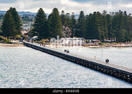 Victor Harbor, South Australia: 10. Juli 2017 - Menschen zu Fuß über den Causeway Anschluss der Gemeinde nach Granite Island. Teil der Fleurieu penin Stockfoto