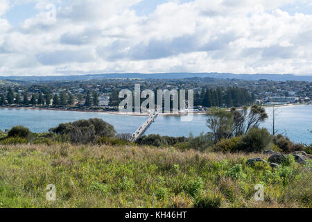 Victor Harbor, South Australia: 10. Juli 2017 - Blick von oben auf Granite Island. Menschen gesehen werden kann, zu Fuß über den Causeway zwischen den Städten Stockfoto