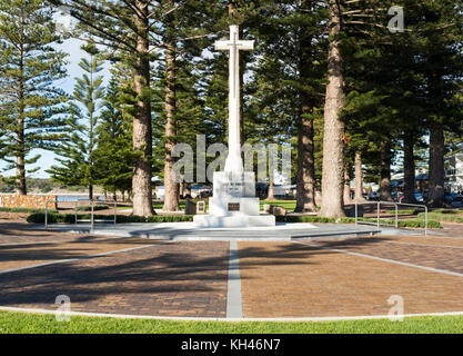 Victor Harbor, South Australia: 10. Juli 2017 - Vorderansicht des Soldaten war Memorial Kreuz mit der Aufschrift 'gegen das Vergessen 1939 - 1945". Stockfoto