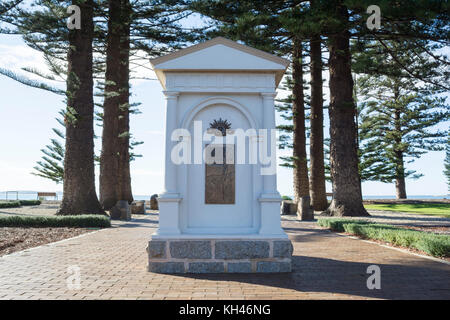 Victor Harbor, South Australia: 10. Juli 2017 - Kriegerdenkmal in Victor Harbor mit der Aufschrift 'gegen das Vergessen' Gedicht. Ein Teil der Fleurieu peni Stockfoto